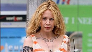 Kylie Minogue, nemachiata si plina de tatuaje pe strazile New-York-ului