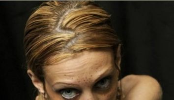 S-a sinucis mama lui Isabelle Caro, modelul care a murit de anorexie  