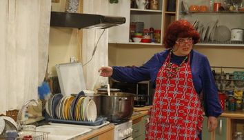 Aschia nu sare departe de Tanti Florica! De miercuri, de la 21:30, comedia revine la ProTV