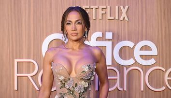 „Ce e cu baloanele acestea?” Fanii au observat imediat același detaliu la Jennifer Lopez: decolteul divei latino a aprins internetul