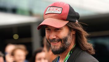 Cum să nu-l iubești! Ce a făcut Keanu Reeves după ce un puști l-a recunoscut în aeroport și i-a cerut un autograf