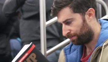 Farsa superba facuta la metrou. A pus coperti false si amuzante la carti. Cum reactionau oamenii