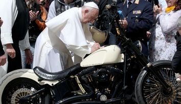10 lucruri pe care nu le ştiai despre Papa Francisc: e îndrăgostit de tango şi de fotbal şi în tinereţe a avut o iubită
