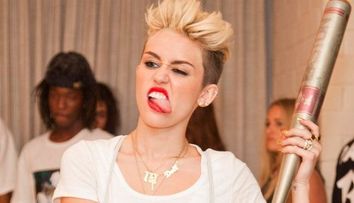 Miley Cyrus se saruta cu un porc. Imaginile care i-au dezgustat pe fanii ei