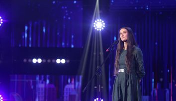 Românii au talent 2021: Laura Dinu a transmis un mesaj emoționant prin interpretarea sa. ”Versurile sunt foarte puternice”