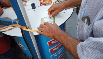 Ce a făcut un șofer de autobuz după ce a câștigat 5 milioane de dolari cu un loz răzuibil: „Am rămas blocat acolo”