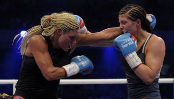 Gestul incredibil al unei femei boxer. Si-a sarutat adversara, cu putin inainte de un meci de mare intensitate