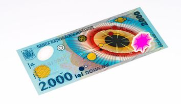 Cât a ajuns să coste o bancnotă de 2.000 de lei cu eclipsa de soare din 1999