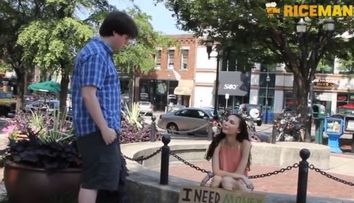 Experiment social: a iesit pe strada si a cersit bani pentru machiaj. Cum au reactionat cei din jur cand au vazut-o