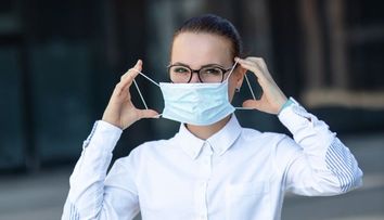 În urma unui studiu, medicii recomandă purtarea ochelarilor! Cât de mult protejează de COVID-19?