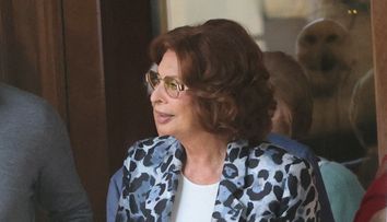 A fost cea mai frumoasă femeie din lume! Sophia Loren, apariție rară, în baston dar cu pantofi cu toc, la 89 de ani
