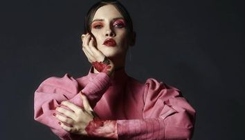 VIDEO Iulia Albu ia la rost ținutele vedetelor de pe Instagram