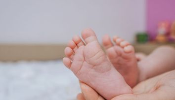 Un bebeluș a murit de foame după ce mama lui a plecat o săptămână la iubitul ei