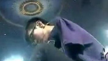 Nu are maini, dar canta genial, la pian, cu degetele de la picioare! Video