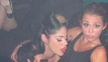 Miley Cyrus in tandreturi cu o prietena FOTO!