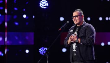 Românii au talent 2022: Eduard Preda a încântat juriul cu vocea sa caldă și ne-a oferit o lecție de viață