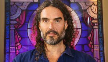 Russell Brand este acuzat de viol. 4 femei au depus mărturie. Cum se apără fostul soț al lui Katy Perry - VIDEO