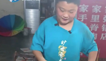 Maturizare forțată. Un băiat de 11 ani din China muncește cot la cot cu tatăl lui. „Nu contează cât de obosit sunt”