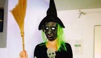 Andreea Esca s-a deghizat asa de Halloween si nimeni nu a mai recunoscut-o. Cum s-au costumat Nicole Cherry, Andreea Banica si Laura Cosoi