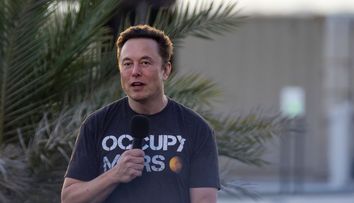 Un român oferă 10.000 de euro dacă cineva îi poate confirma că Elon Musk a fost în România