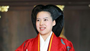 Prințesa Japoniei a renunțat la titlul regal pentru a se mărita cu un om de rând. Cum arată acesta