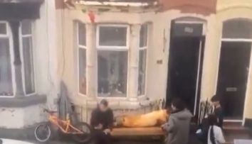 Familie de români, filmată când pârlea porcul pe o stradă din Liverpool, în Marea Britanie! Clipul video a strâns peste 1,5 milioane de vizualizări: „Comportament normal pentru lumea a treia”