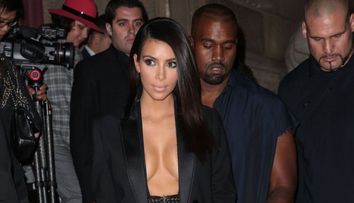 Putine vedete ar indrazni sa poarte tinutele ei. Top 10 cele mai controversate aparitii recente ale lui Kim Kardashian