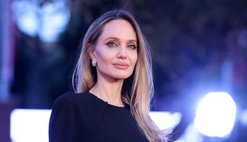 Angelina Jolie, lovită din plin de probleme financiare. Divorțul de Brad Pitt continuă să o coste milioane. Vrea să părăsească America