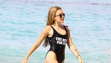 Le face concurenta Selenei Gomez si lui Miley Cyrus. Noua pustoaica-minune din showbiz, spectacol total la plaja