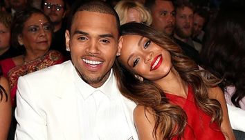 Rihanna și-a arătat la plajă noile forme și Chris Brown a luat-o razna