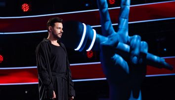 Vocea României, 27 septembrie. Bogdan Medvedi, fostul membru al trupei MAXIM, a întors toate scaunele antrenorilor! Concurentul l-a făcut pe Smiley să îi dea „Super Block” lui Tudor Chirilă. În echipa cui a decis să meargă: „Cu tine aș putea să câștig trofeul!”