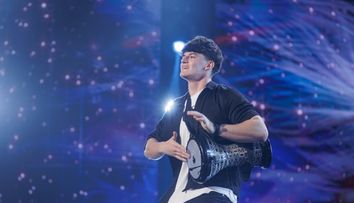 Românii au talent, 18 aprilie 2025. Silva Percussion, studentul de 18 ani din Drobeta-Turnu Severin, care a făcut show cu darbuka. Dragoș: „Ai ceva care ridică publicul în picioare”