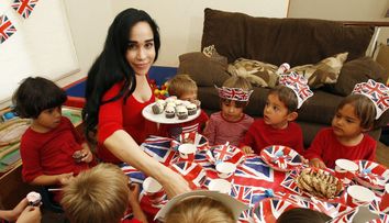 “Octomama” Nadya Suleman, la 12 ani după ce a uimit cu sarcina sa. Cum se descurcă în postura de mamă a 14 copii