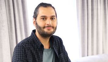 Omid Ghannadi susține campania Salvați Copiii România de dotare a școlilor cu tablete pentru cursuri la distanță