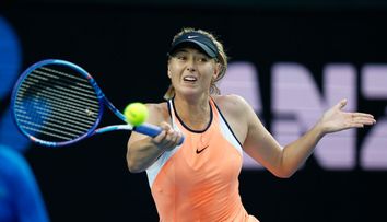 Jucatoarea de tenis care impresioneaza cu fizicul ei. Maria Sharapova uimeste intr-o rochie eleganta si scurta.
