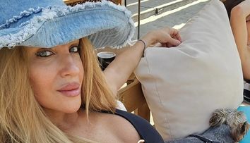 Tania Budi, surprinsă pe litoral într-o formă excelentă. Se apropie de 60 de ani, dar pare că a găsit elixirul tinereții