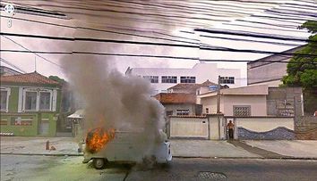 Imagini surprinse de Google Street view: incendii, accidente si femei in ipostaze ciudate! FOTO