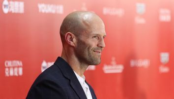 Jason Statham a fost nevoit sa înoate alături de 30 de rechini pentru noul film în care va debuta 