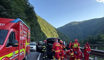 Un bărbat și-a pierdut viața după ce un bolovan desprins de pe versant a căzut peste mașina sa. Noi detalii despre tragedia de pe Valea Oltului