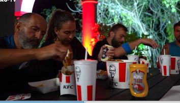 Concurenții Survivor s-au bucurat de recompensa delicioasă: pui#pebune de la KFC