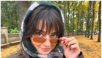 Cu un fular mototolit pe cap și cu ochelari, nu o mai recunoști. Celebra actriță a găsit deghizarea perfectă pentru a nu fi urmărită de fotografi