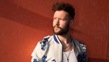 Calum Scott revine în România la festivalul Summer in the City din Piața Constituției, București