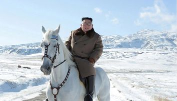 Uluitoarea viață de lux a ”regelui exceselor” Kim Jong Un