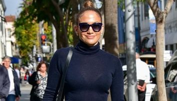 Poate sa fie sexy chiar si atunci cand se imbraca pana-n gat. Cum a reusit Jennifer Lopez sa se faca remarcata