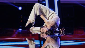Adora Tănase, adolescenta de 15 ani care a impresionat printr-un solo abstract de dans contemporan. Jurații Românii au talent, înmărmuriți de talentul și expresivitatea ei: „Din ce univers vii? Ești ca o frunză, ești o plutire… Extraordinară!”