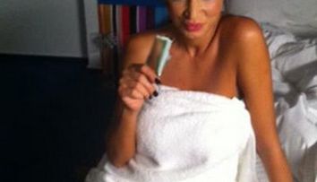 Doar in prosop, intr-o camera de hotel! Scene de making of de la videoclipul unei canterete supersexy – FOTO