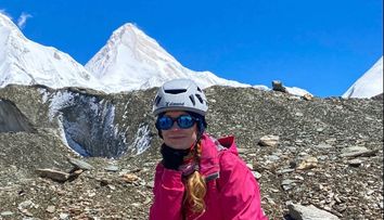 Ce s-a întâmplat cu alpinista care a rămas blocată la o altitudine de peste 7.000 de metri după ce s-a accidentat. Un coleg de echipă a vorbit despre ultima zi petrecută alături de ea