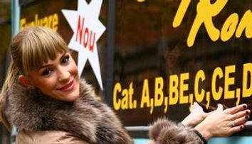 Roxana Ciuhulescu face scoala de soferi de autobuz si camion FOTO!