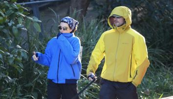S-au acoperit din cap până în picioare, dar tot n-au scăpat de paparazzi! Unde a fost surprins cel mai urmărit cuplu al momentului