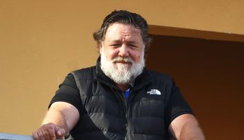 Russell Crowe nu mai arată așa! Starul din „Gladiatorul” și-a ras barba după 5 ani și a postat pe net o imagine cu noul look